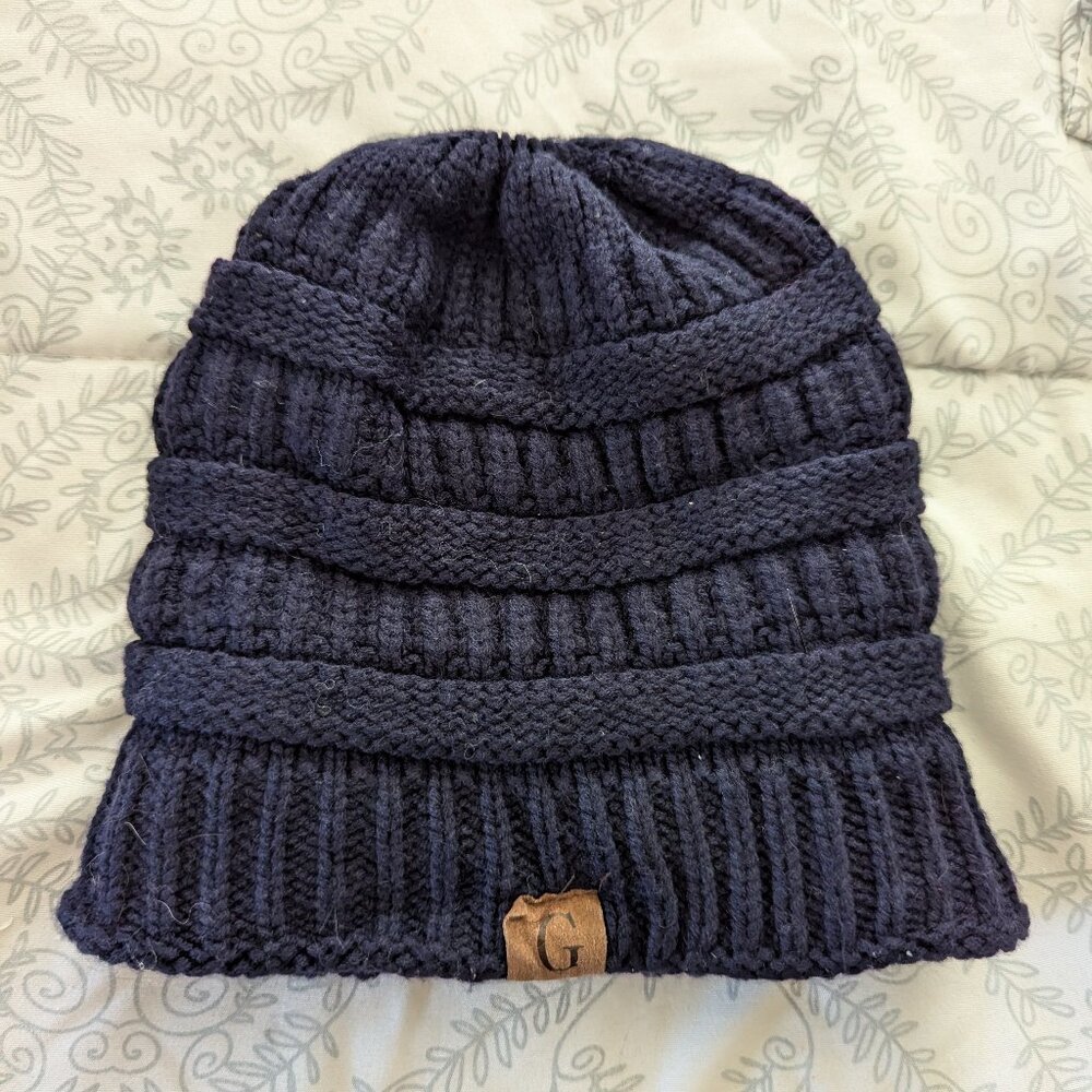 Warm knit hat with ponytail hole